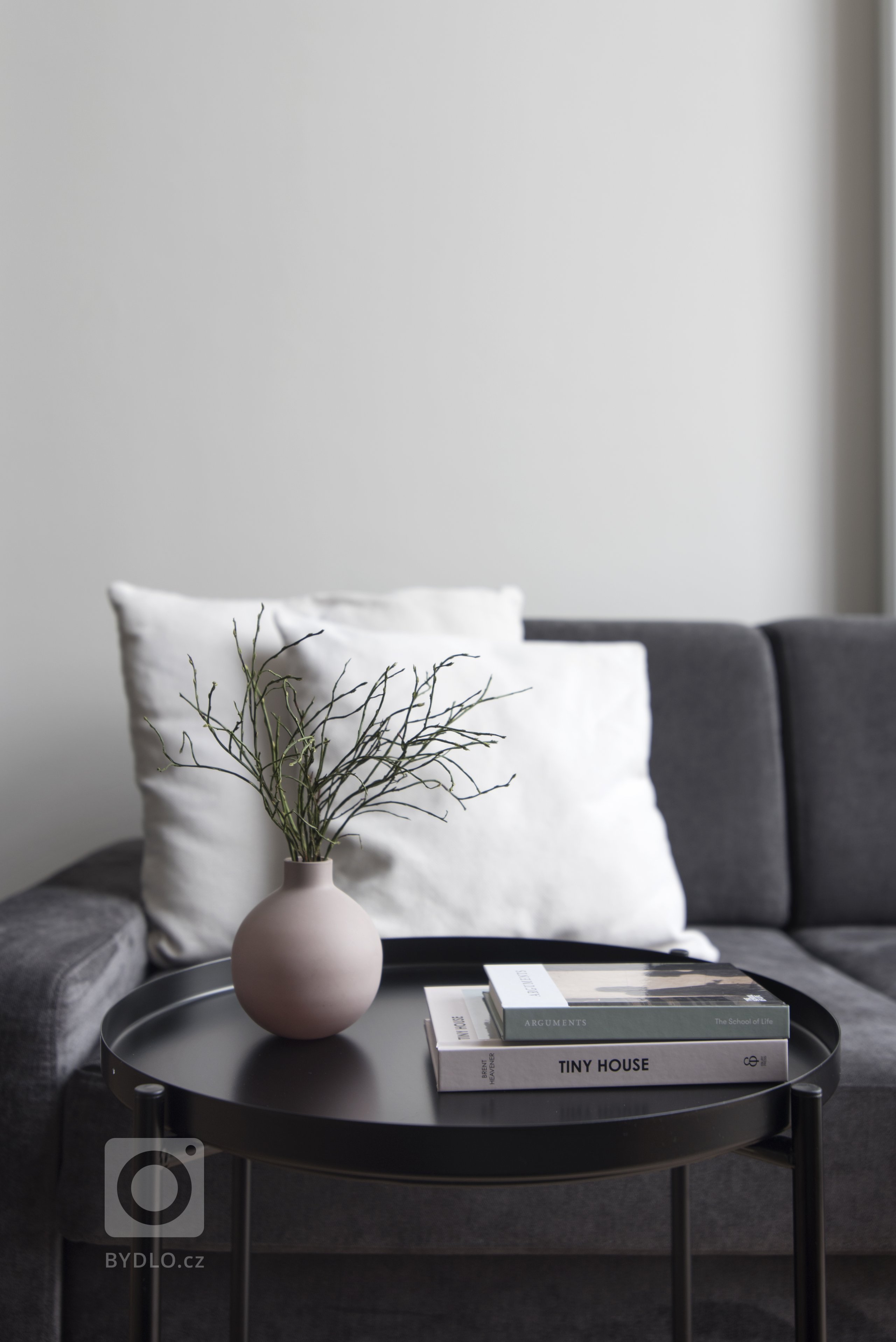 Loftový byt Na Krejcárku je tvořen ze dvou částí. V té spodní se nachází kuchyně s barem a obývací prostor s TV stěnou a úložným prostorem. V…