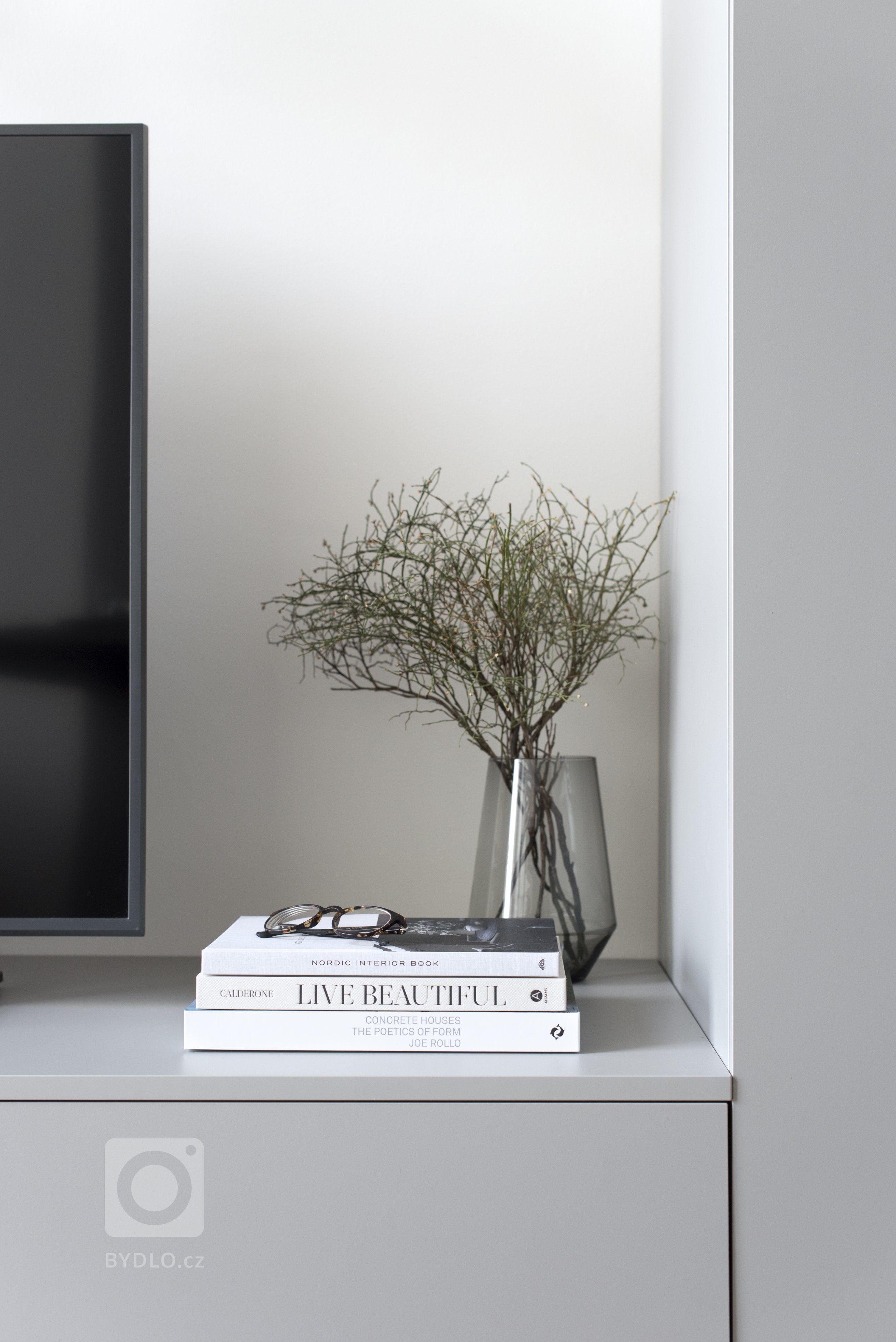 Loftový byt Na Krejcárku je tvořen ze dvou částí. V té spodní se nachází kuchyně s barem a obývací prostor s TV stěnou a úložným prostorem. V…