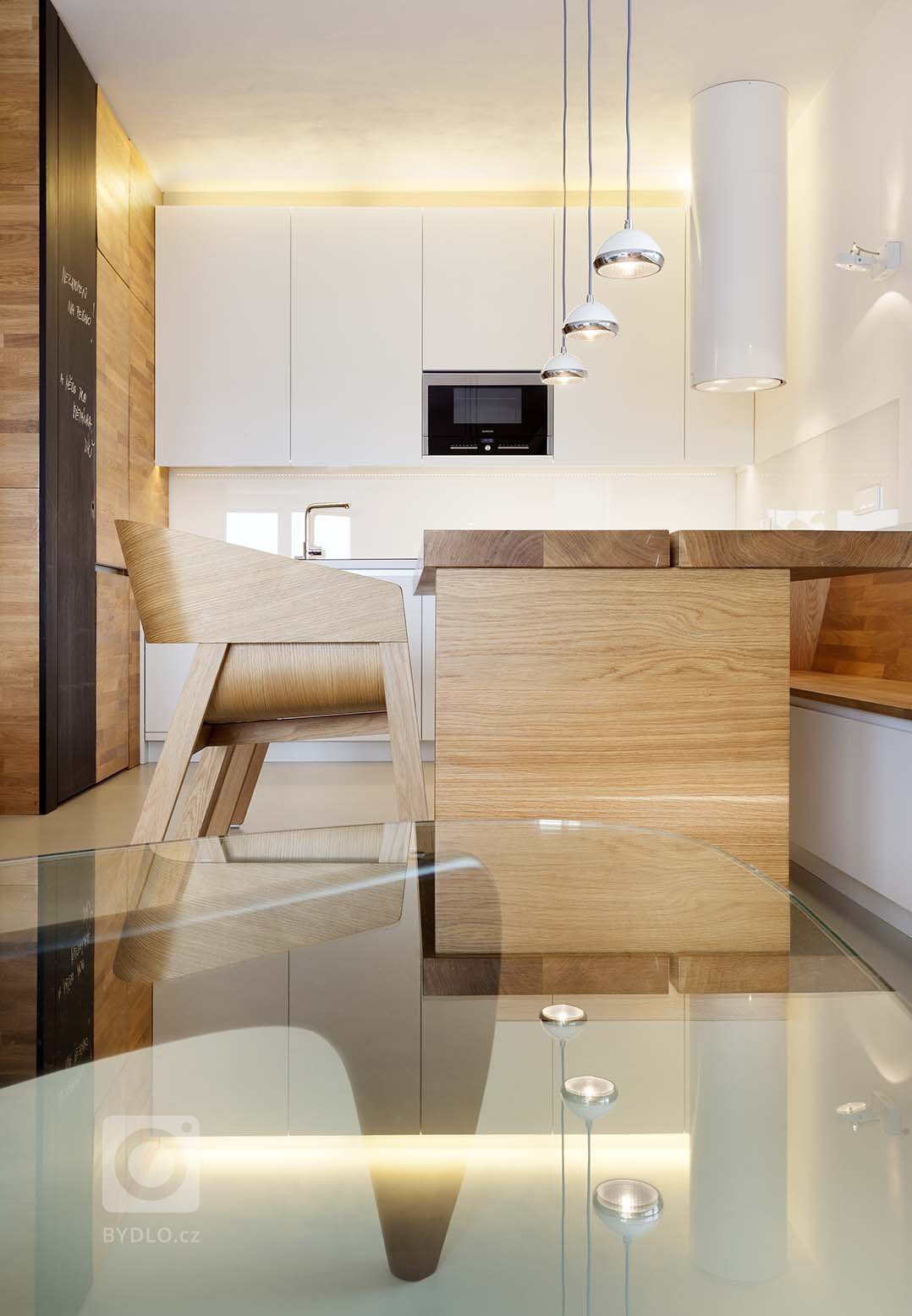 Předmětem rekonstrukce&nbsp; je byt 3+kk v novostavbě pro mladou rodinu.

Ústředním motivem návrhu je dřevěný obklad místností zázemí probíhající chodbou,…