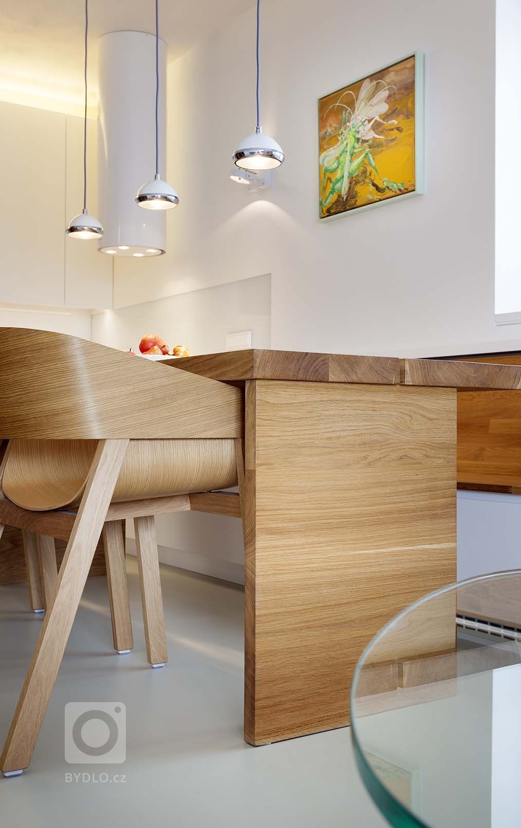 Předmětem rekonstrukce&nbsp; je byt 3+kk v novostavbě pro mladou rodinu.

Ústředním motivem návrhu je dřevěný obklad místností zázemí probíhající chodbou,…