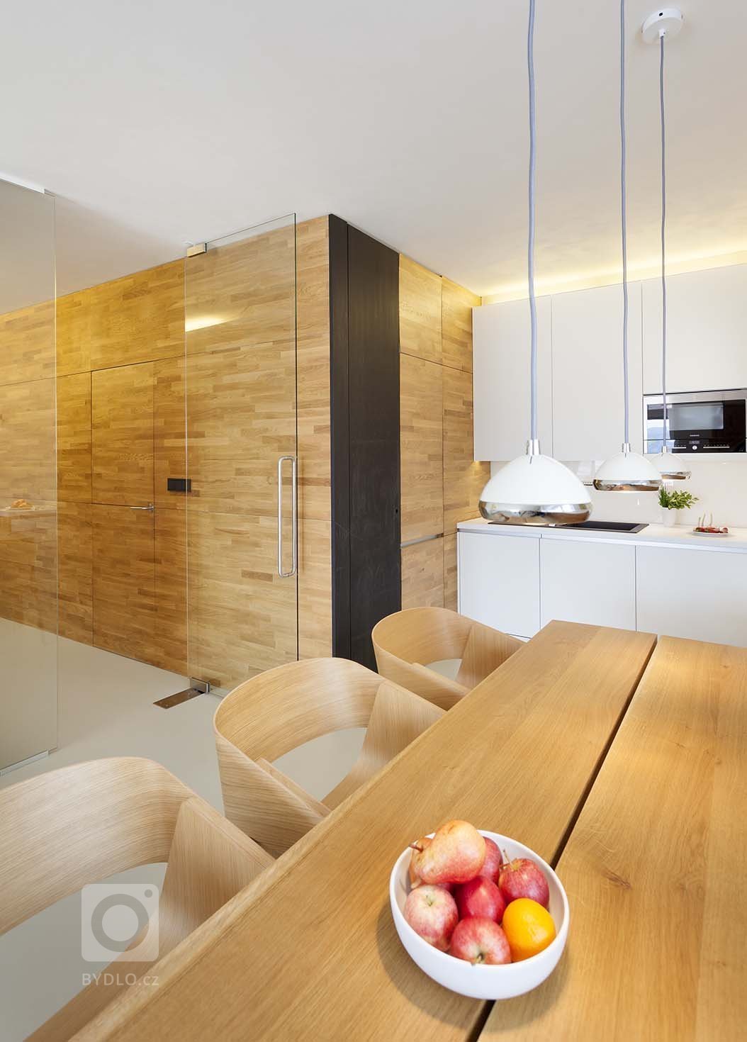 Předmětem rekonstrukce&nbsp; je byt 3+kk v novostavbě pro mladou rodinu.

Ústředním motivem návrhu je dřevěný obklad místností zázemí probíhající chodbou,…