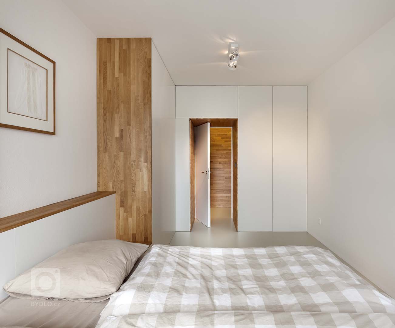 Předmětem rekonstrukce&nbsp; je byt 3+kk v novostavbě pro mladou rodinu.

Ústředním motivem návrhu je dřevěný obklad místností zázemí probíhající chodbou,…