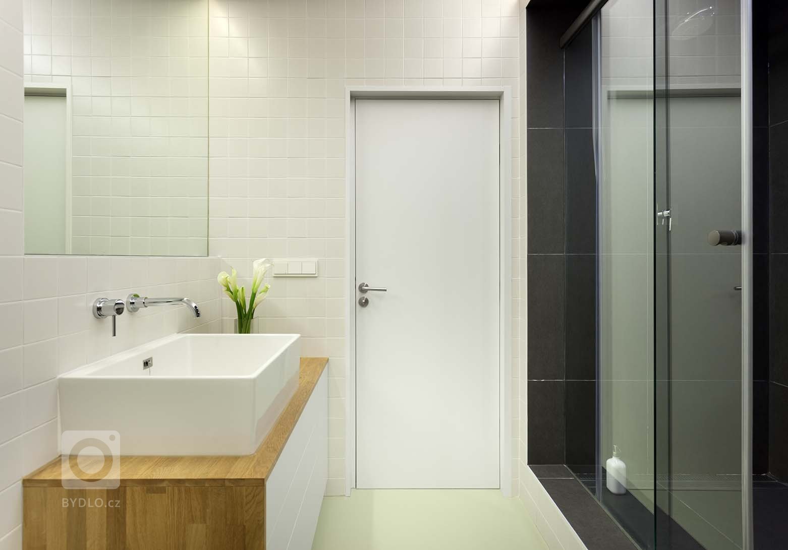 Předmětem rekonstrukce&nbsp; je byt 3+kk v novostavbě pro mladou rodinu.

Ústředním motivem návrhu je dřevěný obklad místností zázemí probíhající chodbou,…