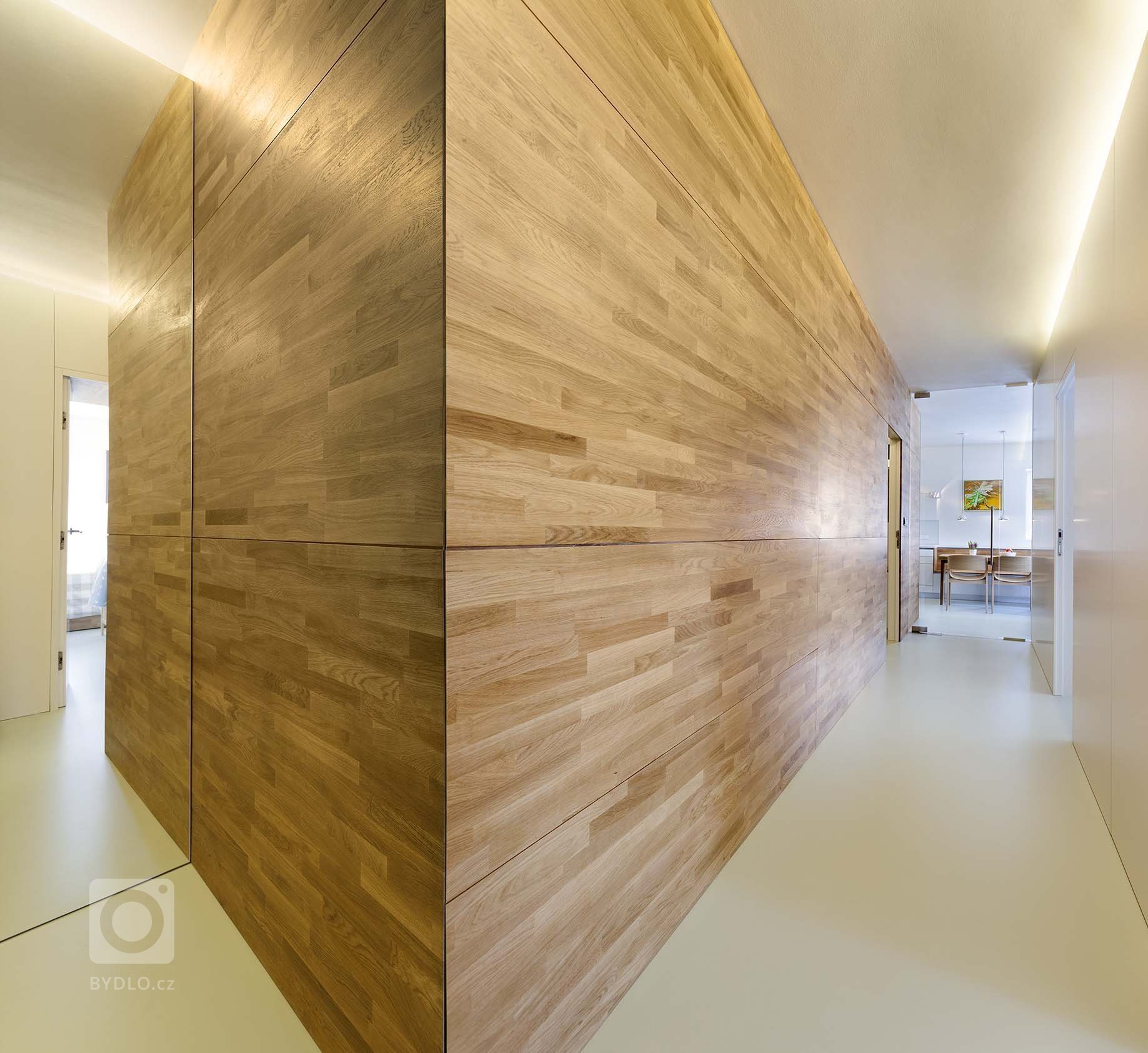 Předmětem rekonstrukce&nbsp; je byt 3+kk v novostavbě pro mladou rodinu.

Ústředním motivem návrhu je dřevěný obklad místností zázemí probíhající chodbou,…