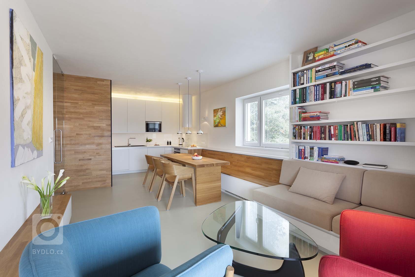 Předmětem rekonstrukce&nbsp; je byt 3+kk v novostavbě pro mladou rodinu.

Ústředním motivem návrhu je dřevěný obklad místností zázemí probíhající chodbou,…