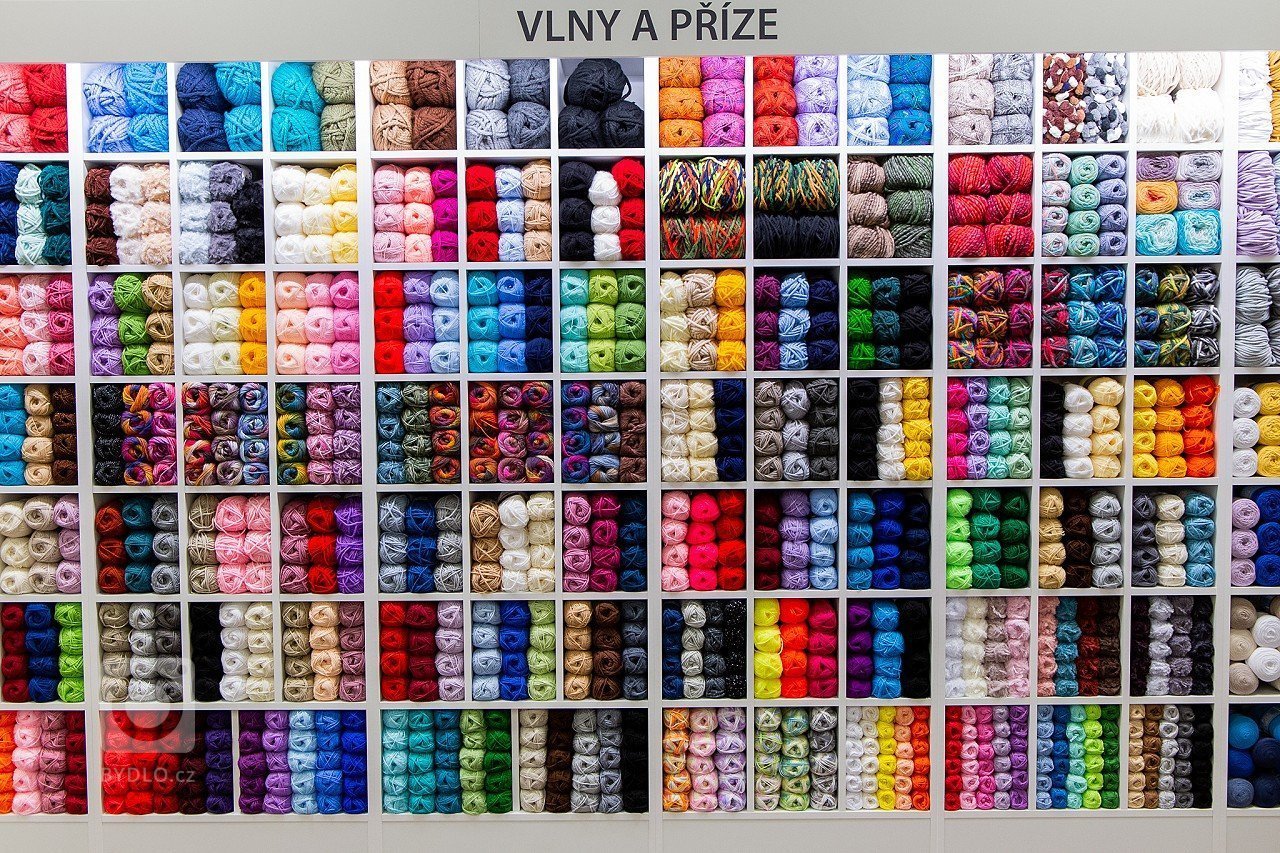 Nabízíme komplexní služby při zařizování komerčních interiérů, nábytek vyrábíme dle dodané projektové dokumentace, nebo zadání investora.&nbsp;Prodejna je…