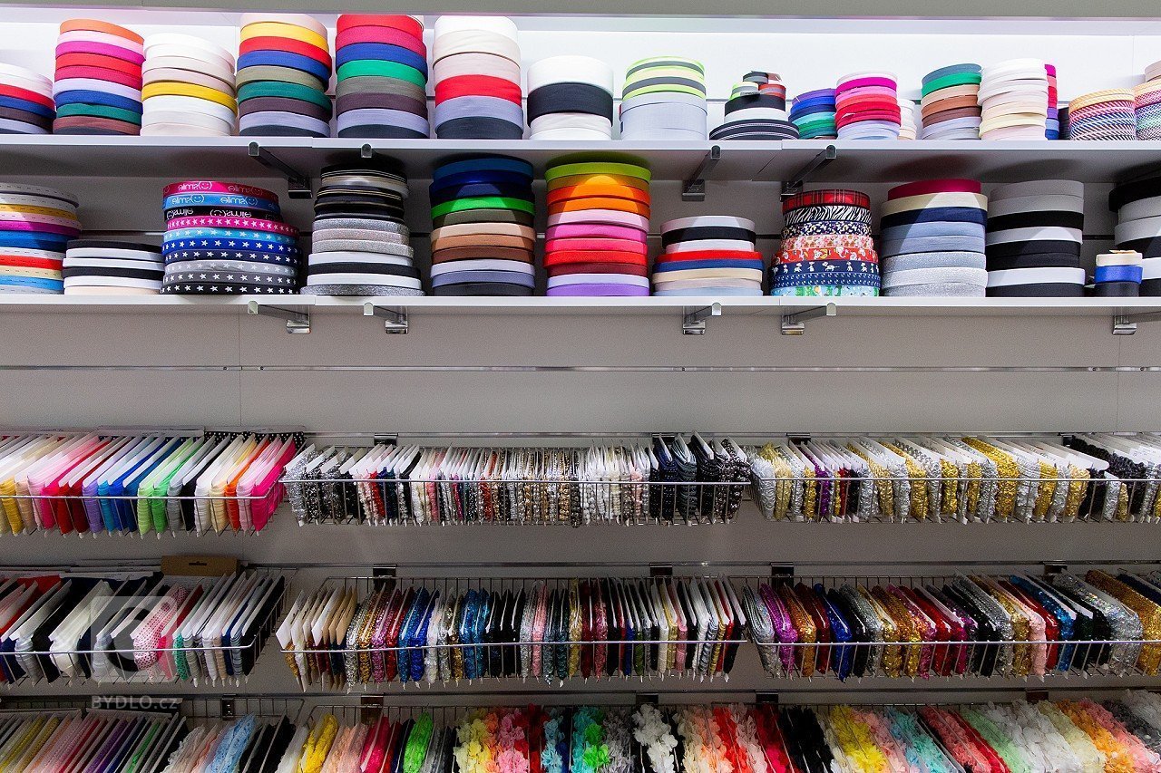 Nabízíme komplexní služby při zařizování komerčních interiérů, nábytek vyrábíme dle dodané projektové dokumentace, nebo zadání investora.&nbsp;Prodejna je…