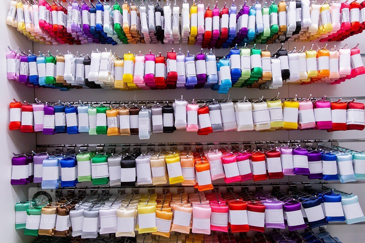 Nabízíme komplexní služby při zařizování komerčních interiérů, nábytek vyrábíme dle dodané projektové dokumentace, nebo zadání investora.&nbsp;Prodejna je…