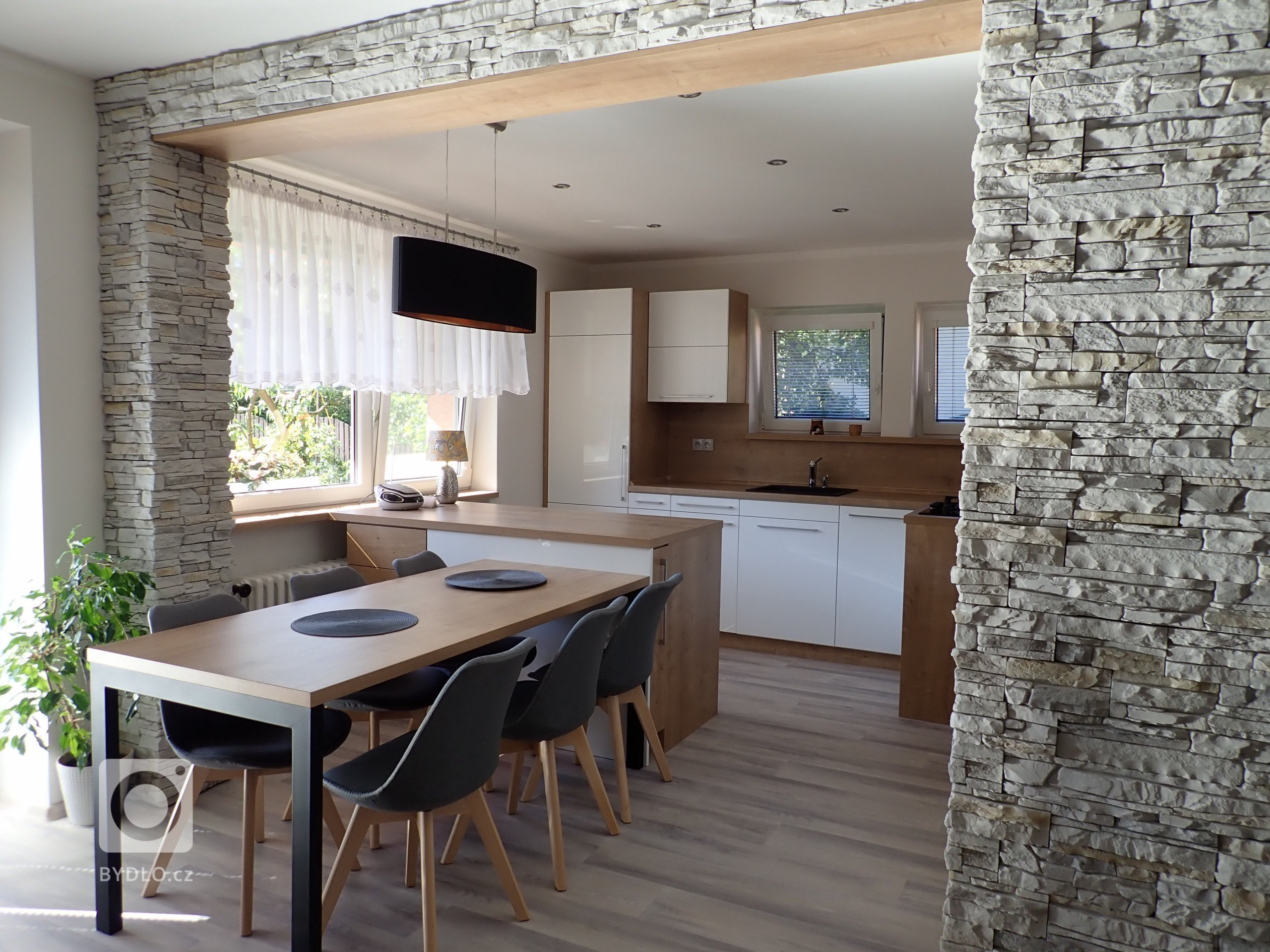 Návrh interiéru &nbsp;přízemí starého domu, kdy jsme museli respektovat docela velké limity&nbsp;domu. Došlo k vybourání příčky mezi kuchyní a obývacím pokojem…