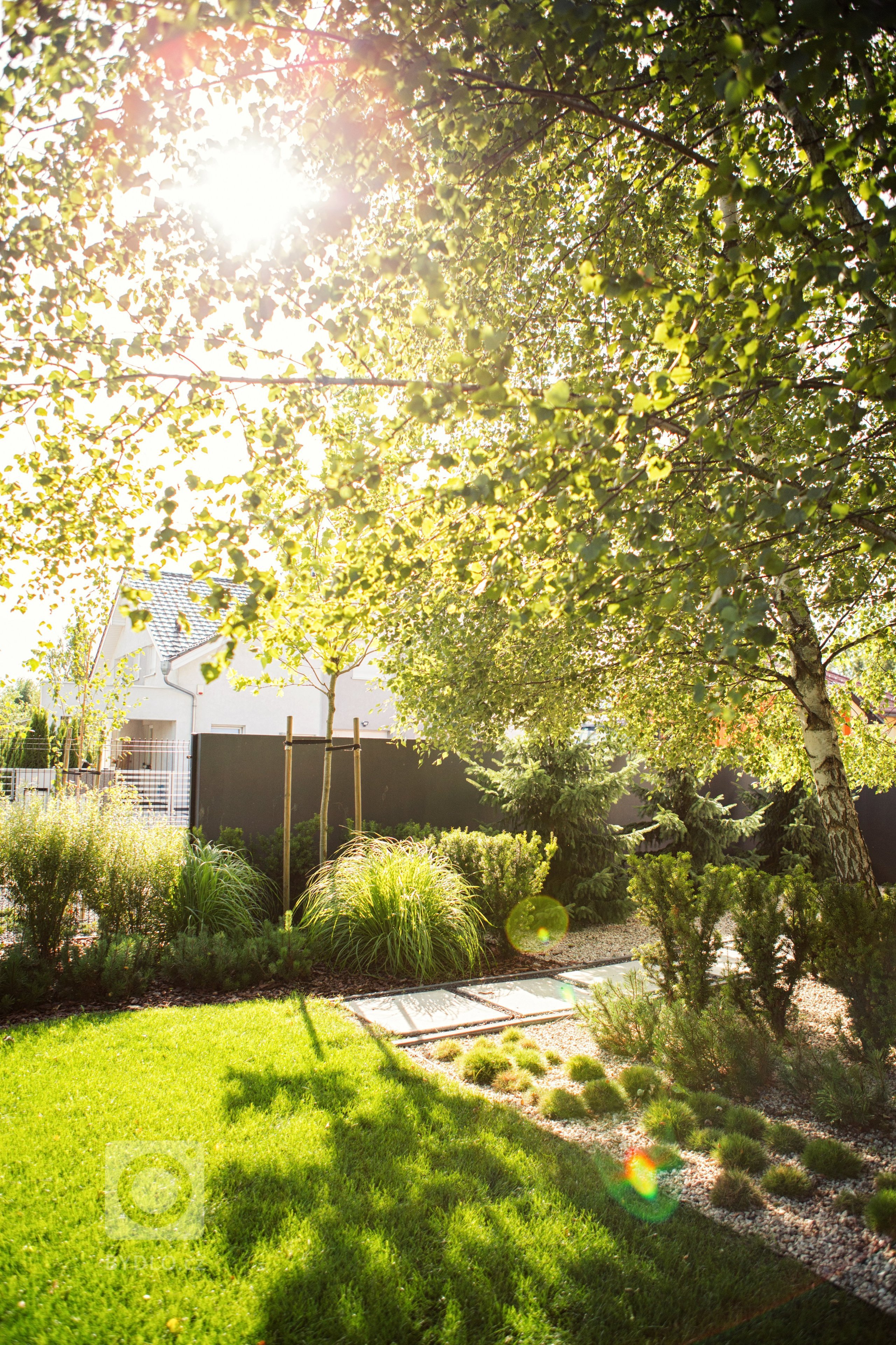 Přední část zahrady tvoří vstupní prostor, vjezd. Byla zde vytvořena široká plocha z betonových desek. Celá příjezdová cesta je otevřeným prostorem. Neexistují…