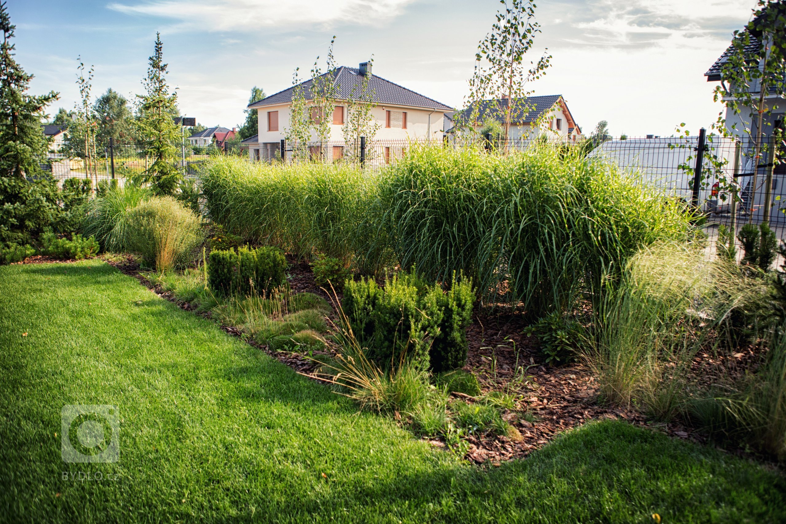 Přední část zahrady tvoří vstupní prostor, vjezd. Byla zde vytvořena široká plocha z betonových desek. Celá příjezdová cesta je otevřeným prostorem. Neexistují…
