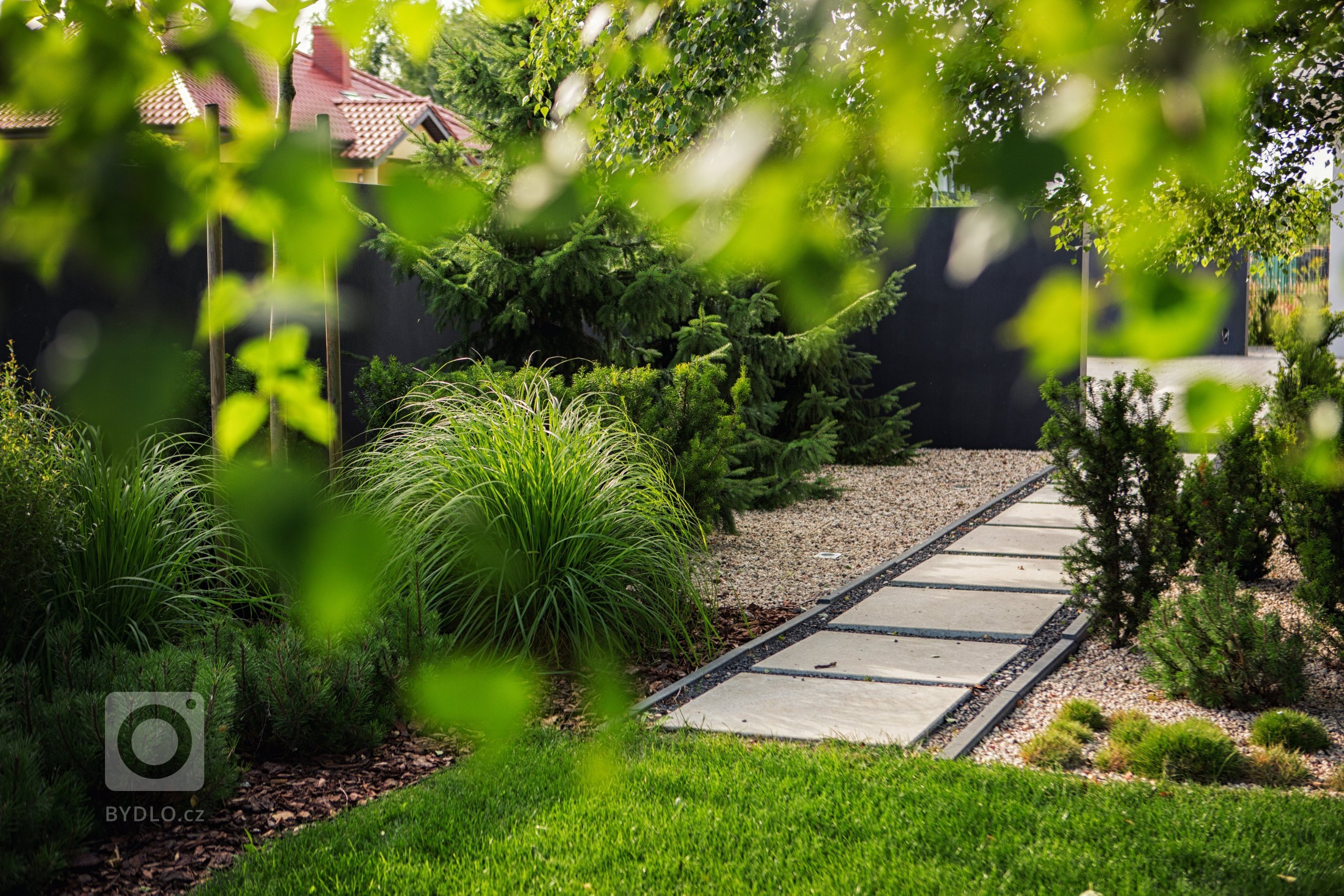 Přední část zahrady tvoří vstupní prostor, vjezd. Byla zde vytvořena široká plocha z betonových desek. Celá příjezdová cesta je otevřeným prostorem. Neexistují…
