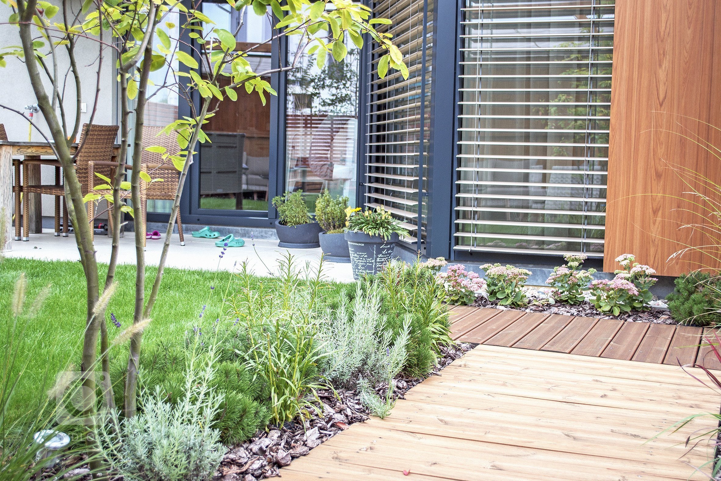 Malý prostor zahrady a její lokalizace mezi bytovou zástavbou má velký vliv na koncept zahrady.&nbsp;Návrh zahrady v Praze&nbsp;je založen na jednoduchých…