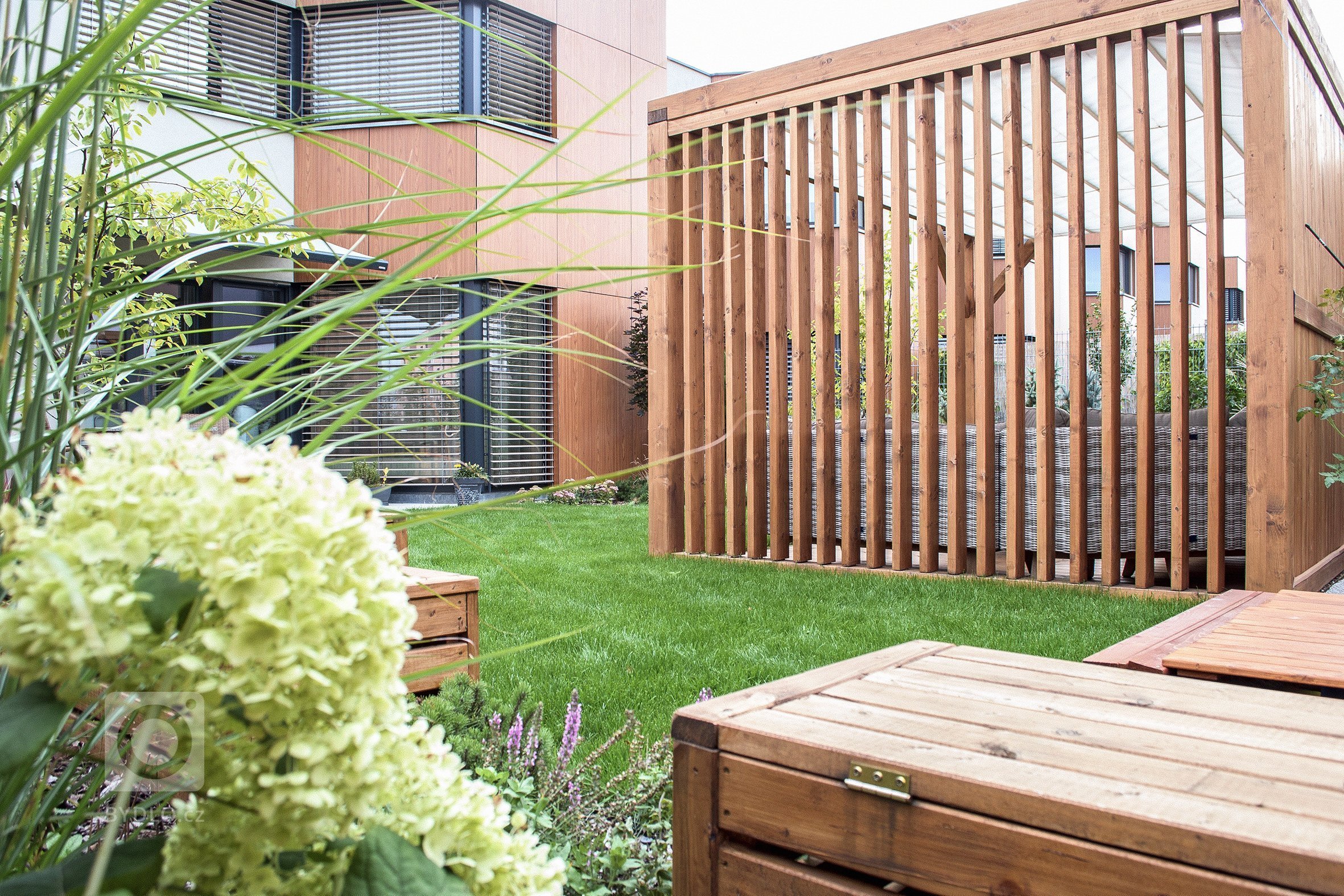 Malý prostor zahrady a její lokalizace mezi bytovou zástavbou má velký vliv na koncept zahrady.&nbsp;Návrh zahrady v Praze&nbsp;je založen na jednoduchých…