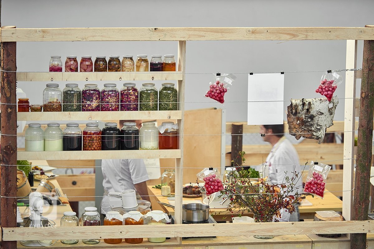 Dočasná instalace pro designblok. Vitra Hub je živoucí kreativní prostor, který voní jídlem, zní hudbou a tepe v rytmu návrhářského studia. Své ateliéry zde na…