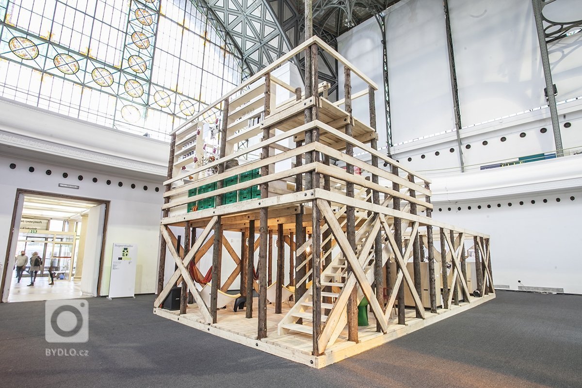 Dočasná instalace pro designblok. Vitra Hub je živoucí kreativní prostor, který voní jídlem, zní hudbou a tepe v rytmu návrhářského studia. Své ateliéry zde na…