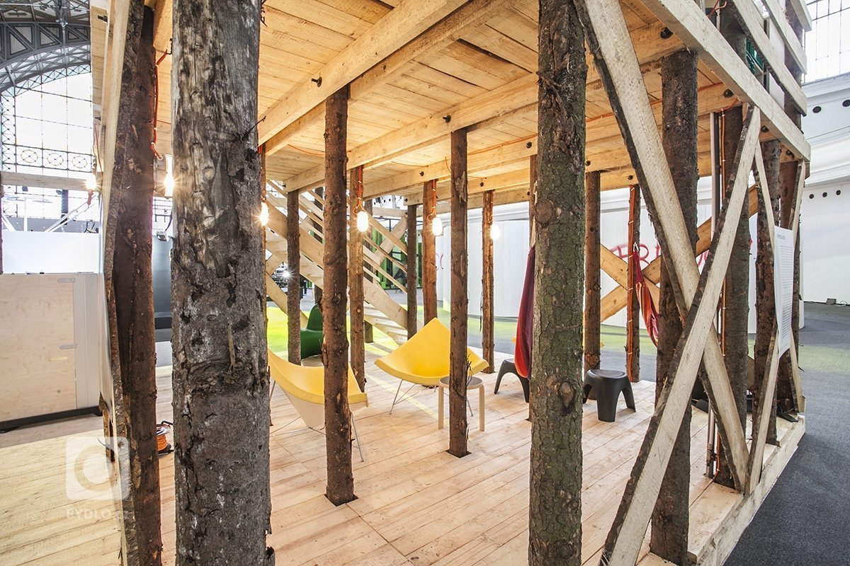 Dočasná instalace pro designblok. Vitra Hub je živoucí kreativní prostor, který voní jídlem, zní hudbou a tepe v rytmu návrhářského studia. Své ateliéry zde na…