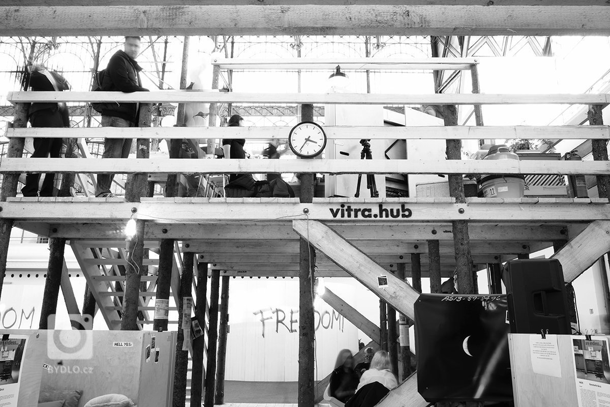 Dočasná instalace pro designblok. Vitra Hub je živoucí kreativní prostor, který voní jídlem, zní hudbou a tepe v rytmu návrhářského studia. Své ateliéry zde na…