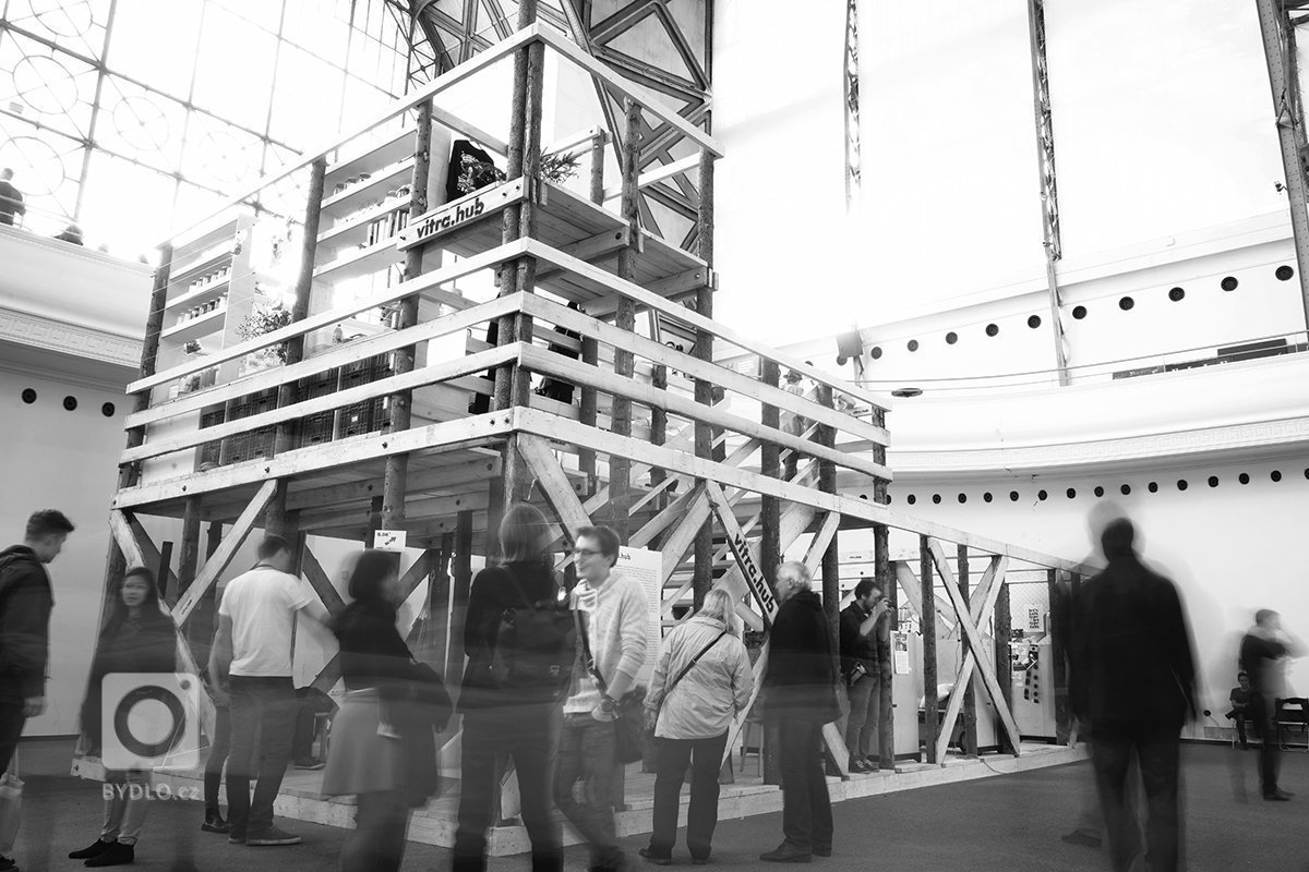 Dočasná instalace pro designblok. Vitra Hub je živoucí kreativní prostor, který voní jídlem, zní hudbou a tepe v rytmu návrhářského studia. Své ateliéry zde na…