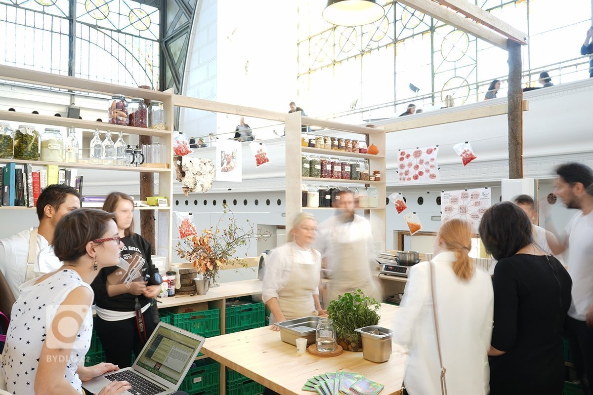 Dočasná instalace pro designblok. Vitra Hub je živoucí kreativní prostor, který voní jídlem, zní hudbou a tepe v rytmu návrhářského studia. Své ateliéry zde na…