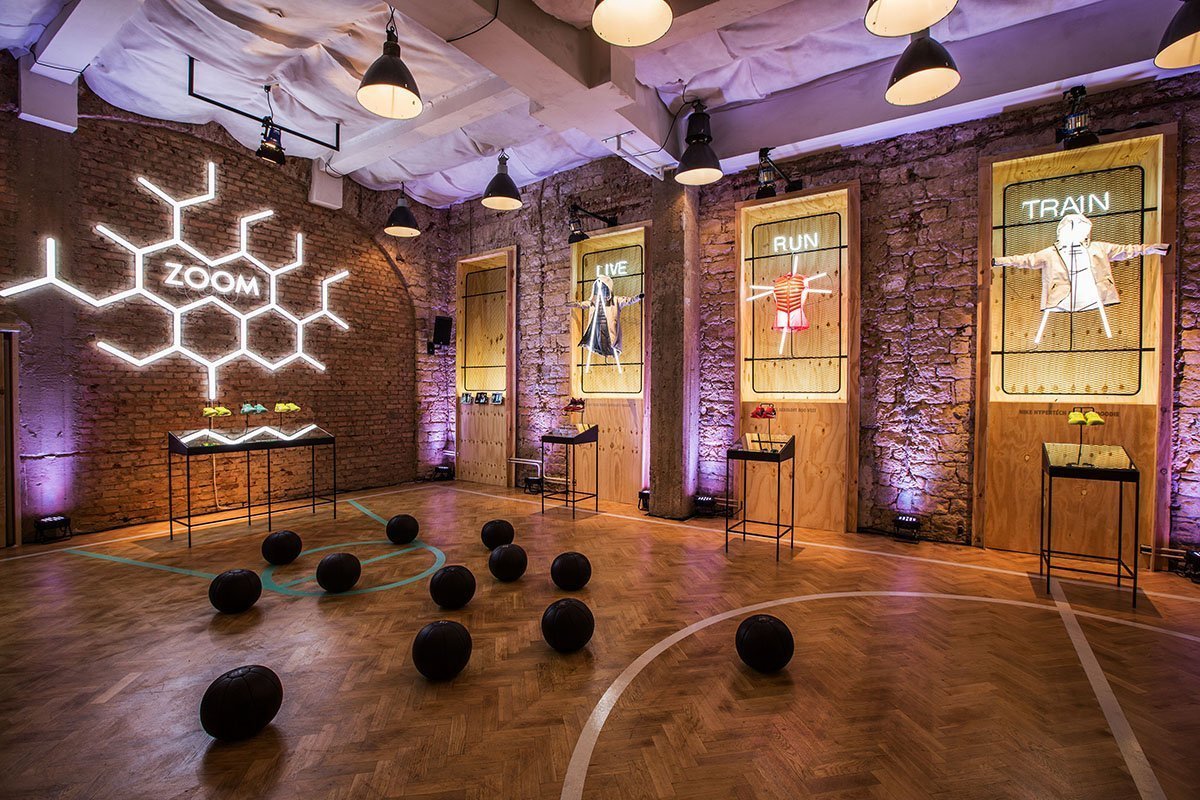 NIKE WOMEN STUDIO návrh a realizace prostoru pro Designblok 2014. Reinkarnace staré tělocvičny v novou interaktivní a multifunkční expozici, která prezentuje…