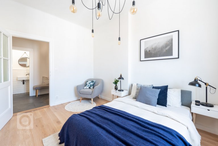 add picture to album