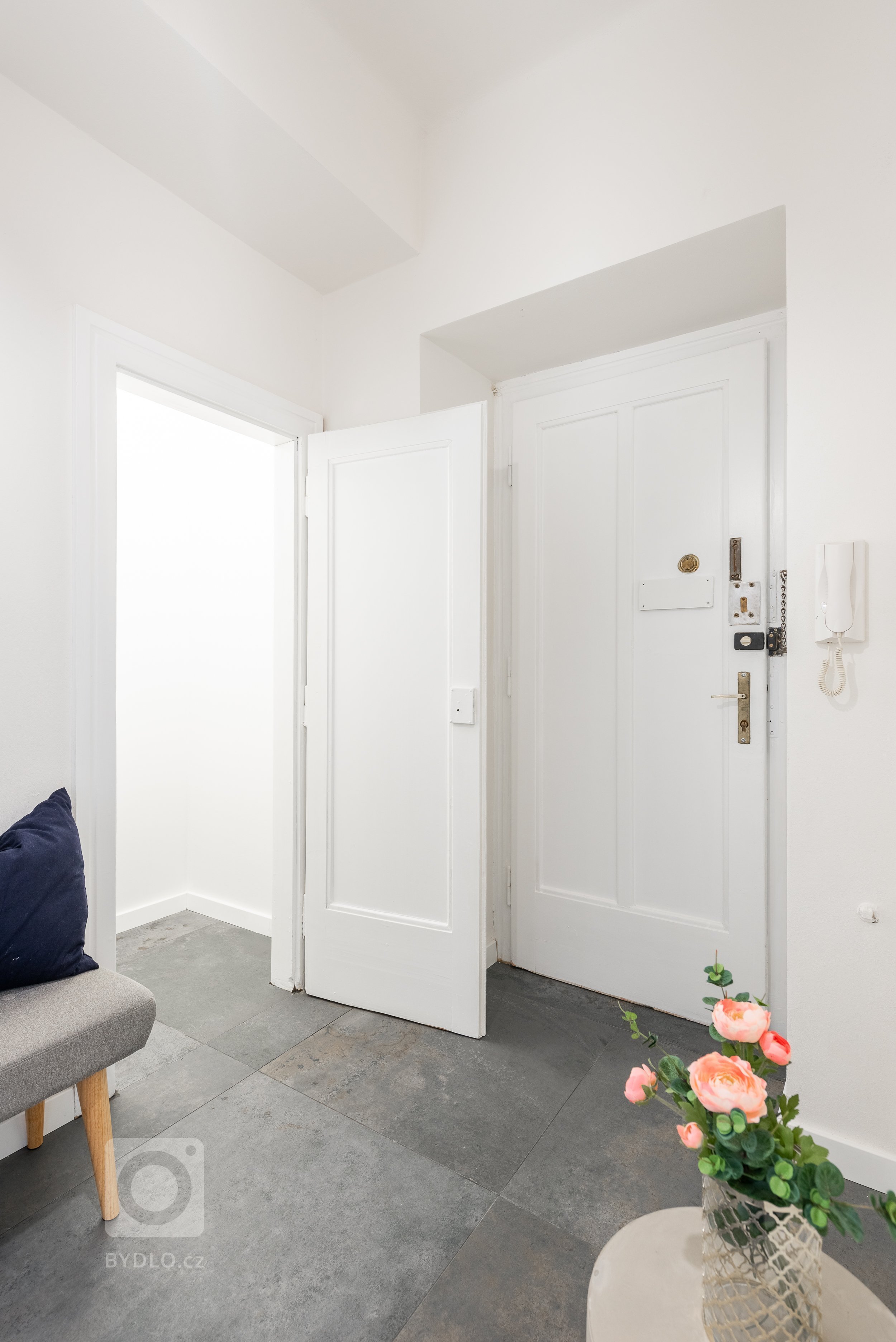 Když se v malém bytě podaří skloubit styl, praktičnost a&nbsp;kvalitní materiály. s dobrou cenou. Byt o rozloze 45 metrů se dvěma komorami, dřevěnou podlahou a…