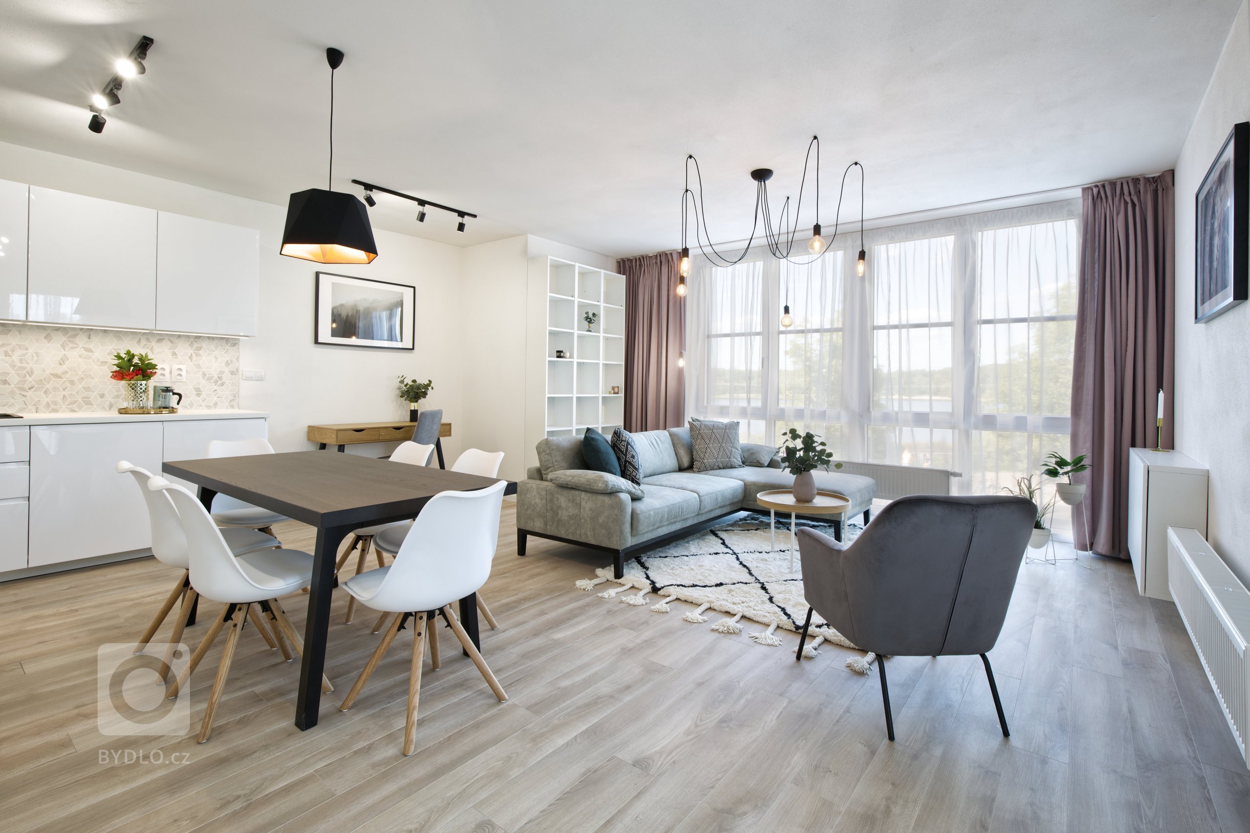 Devadesátimetrový byt&nbsp;pro tříčlennou rodinu. Majitelé si konečně pořídli vysněné bydlení v novostavbě a nechali nám tak volnou ruku, aby v bytě bylo vše…