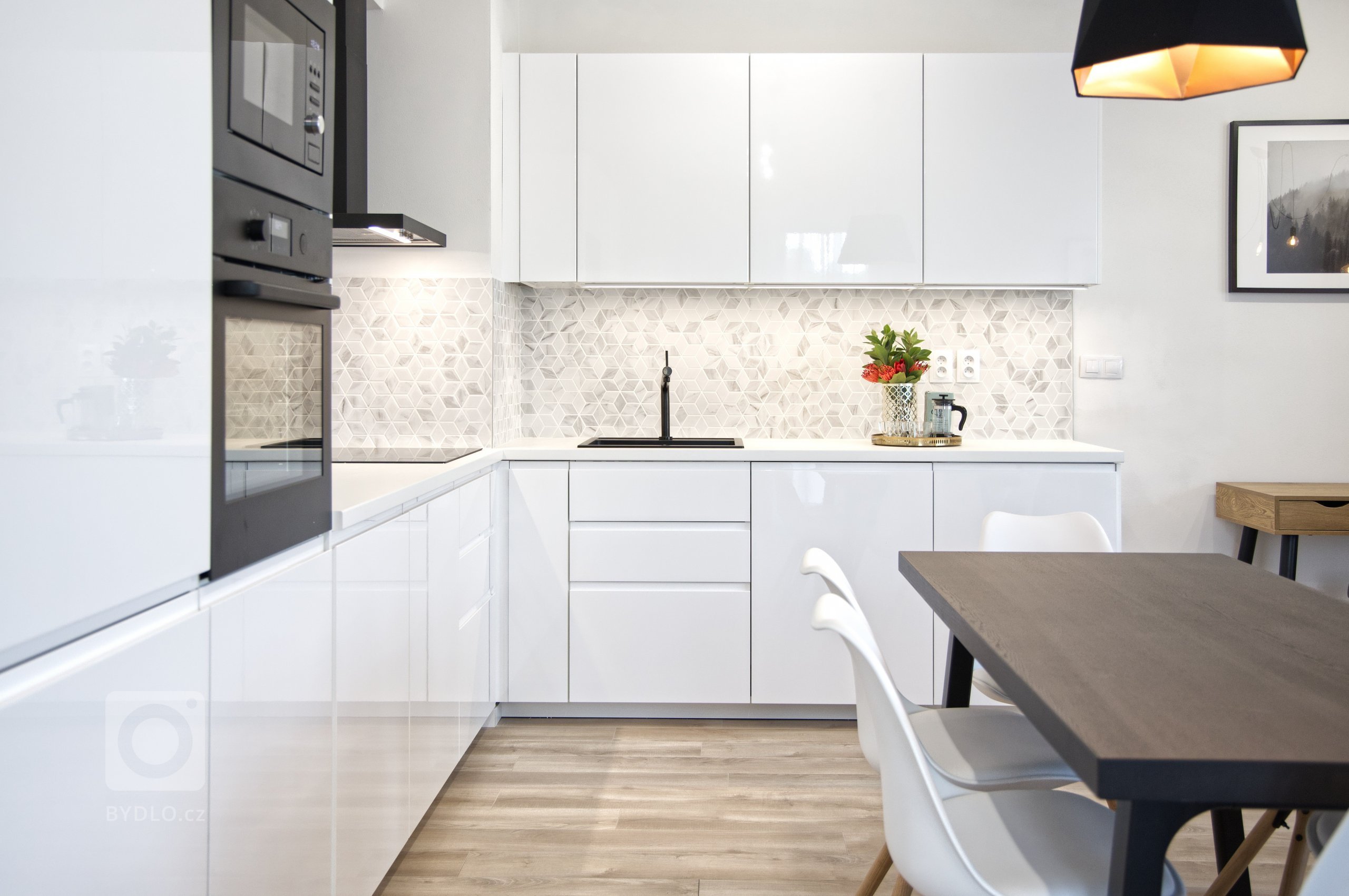 Devadesátimetrový byt&nbsp;pro tříčlennou rodinu. Majitelé si konečně pořídli vysněné bydlení v novostavbě a nechali nám tak volnou ruku, aby v bytě bylo vše…