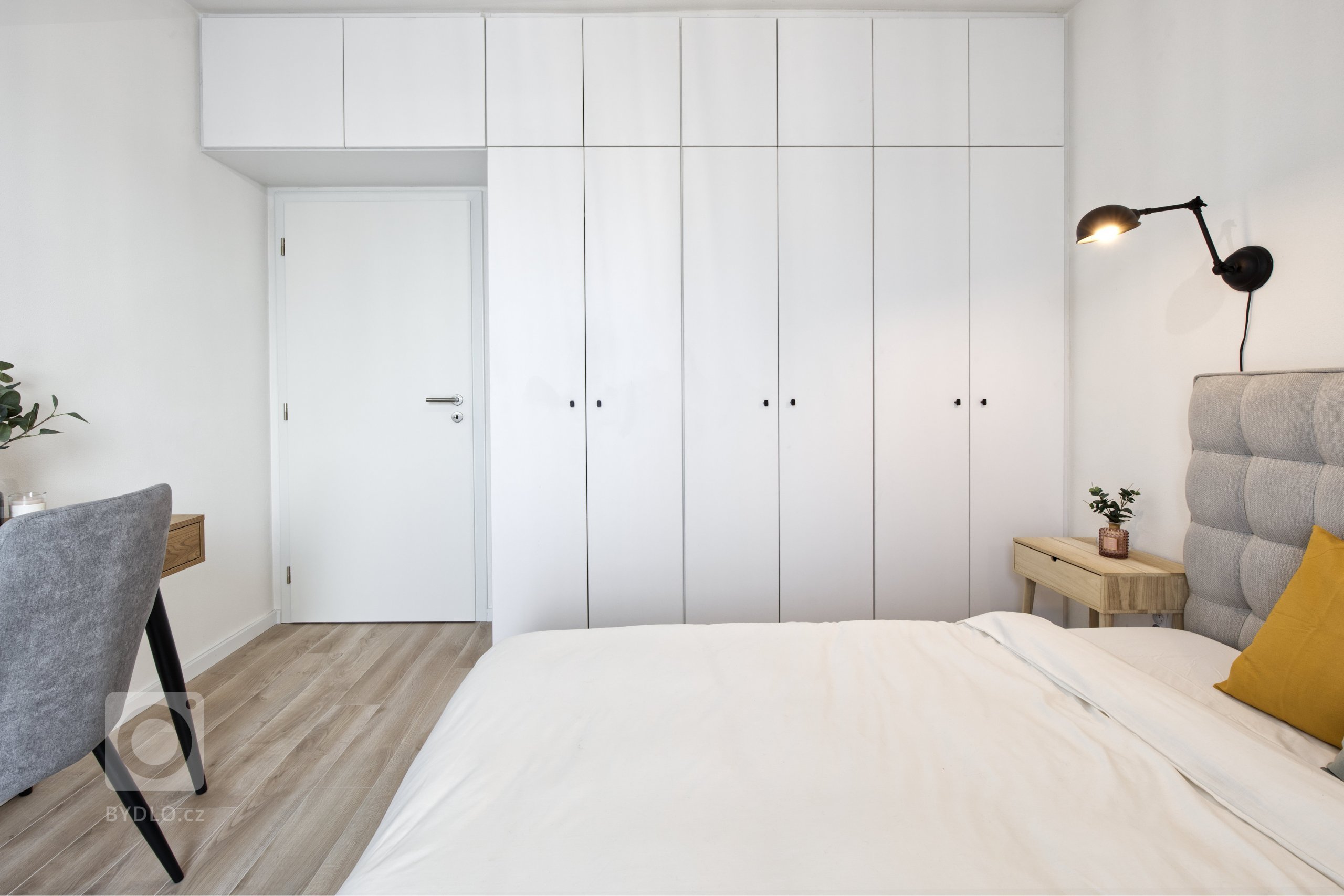 Devadesátimetrový byt&nbsp;pro tříčlennou rodinu. Majitelé si konečně pořídli vysněné bydlení v novostavbě a nechali nám tak volnou ruku, aby v bytě bylo vše…