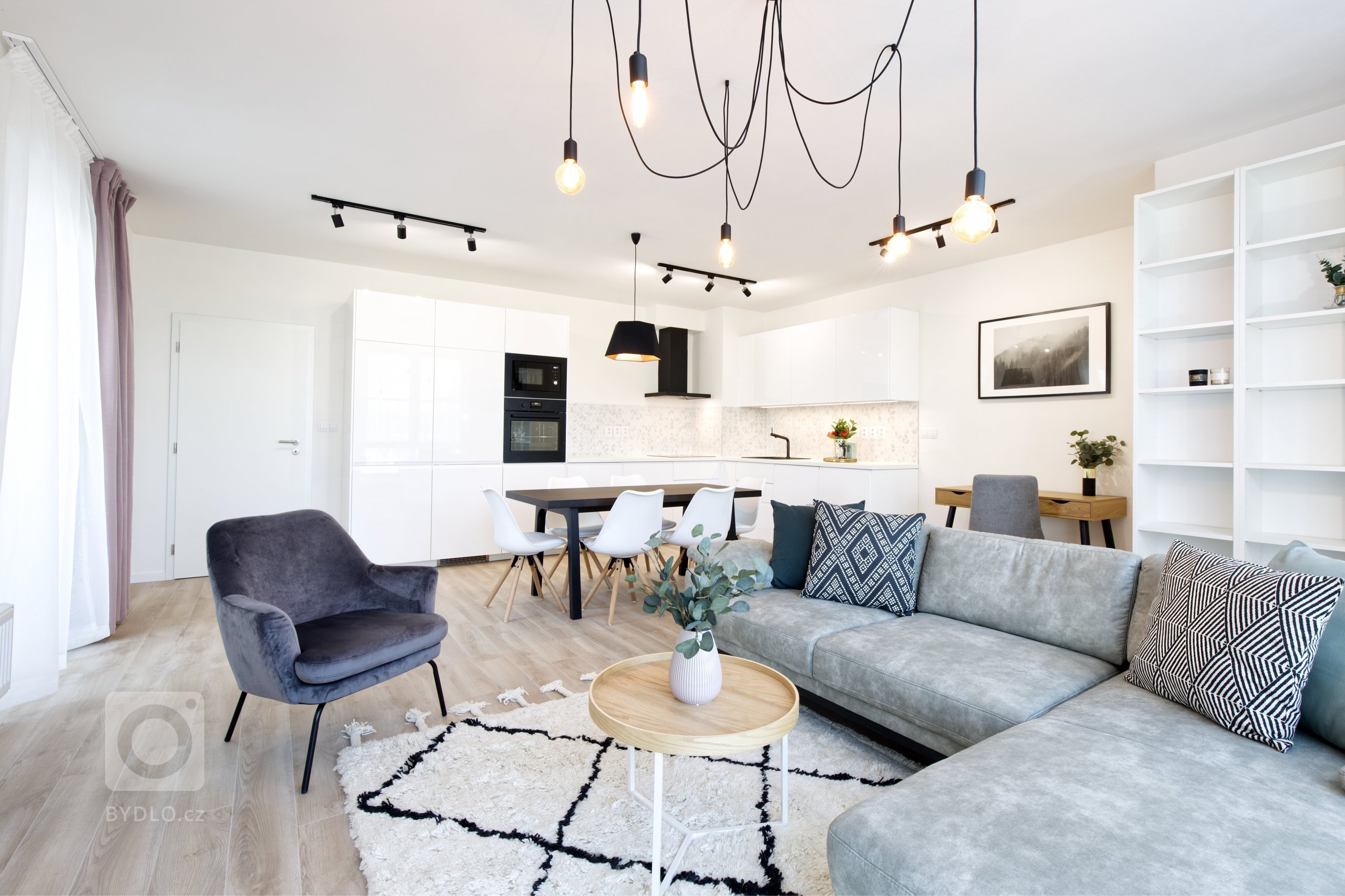 Devadesátimetrový byt&nbsp;pro tříčlennou rodinu. Majitelé si konečně pořídli vysněné bydlení v novostavbě a nechali nám tak volnou ruku, aby v bytě bylo vše…