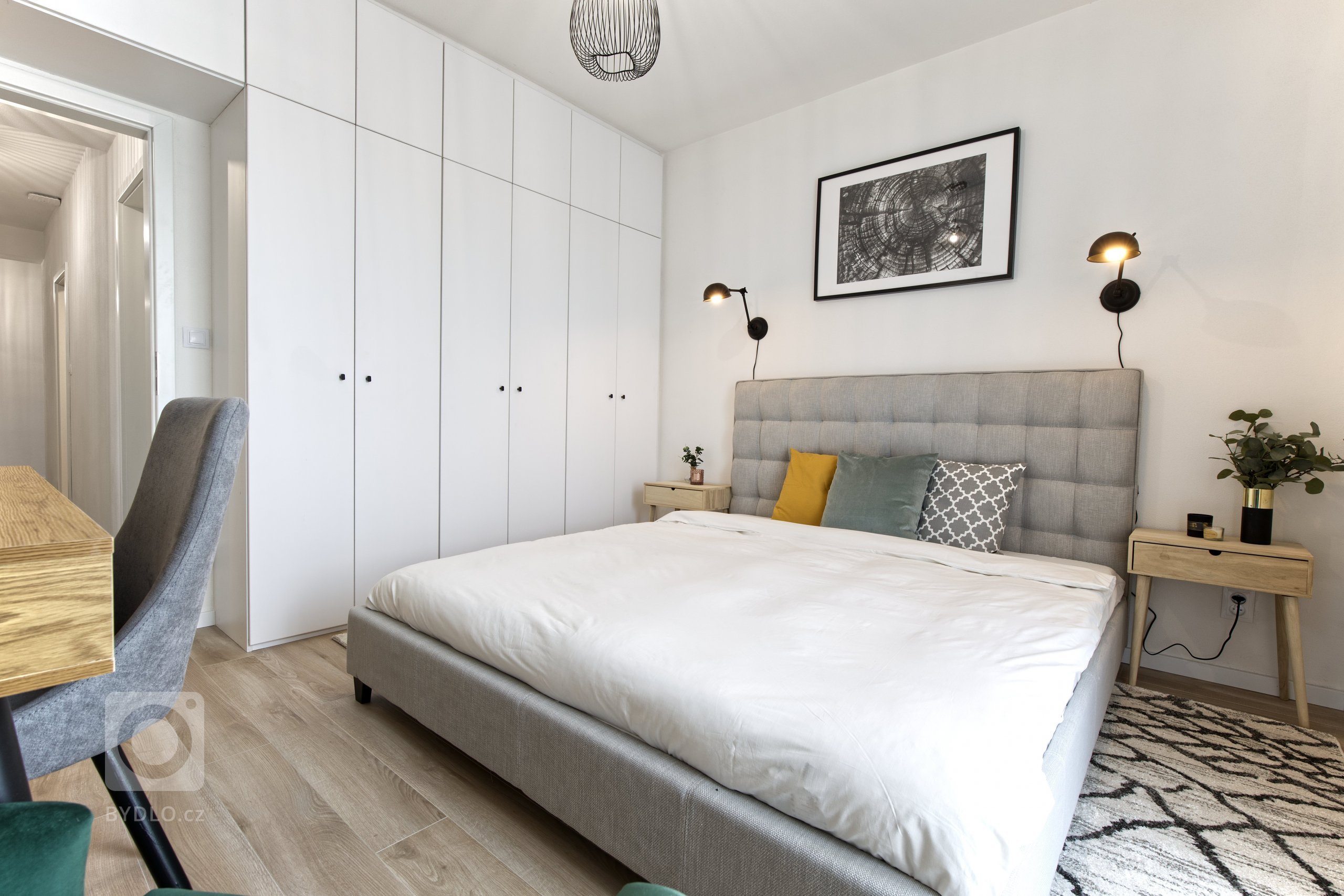 Devadesátimetrový byt&nbsp;pro tříčlennou rodinu. Majitelé si konečně pořídli vysněné bydlení v novostavbě a nechali nám tak volnou ruku, aby v bytě bylo vše…