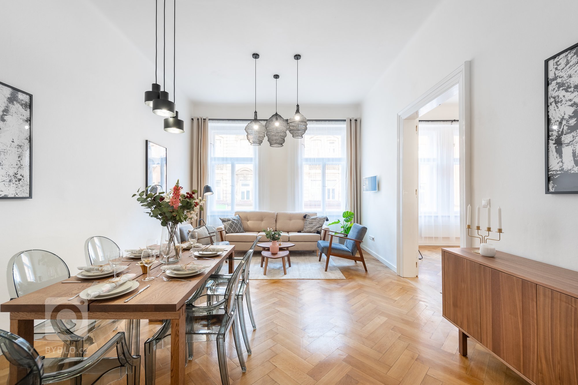 Byt pro rodinu žijící částečně v zahraničí a částečně v ČR. Když je rodina v cizině, byt slouží jako Airbnb apartmán, z toho vycházelo částečně i zařízení a…