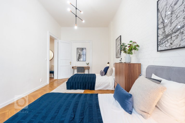 add picture to album