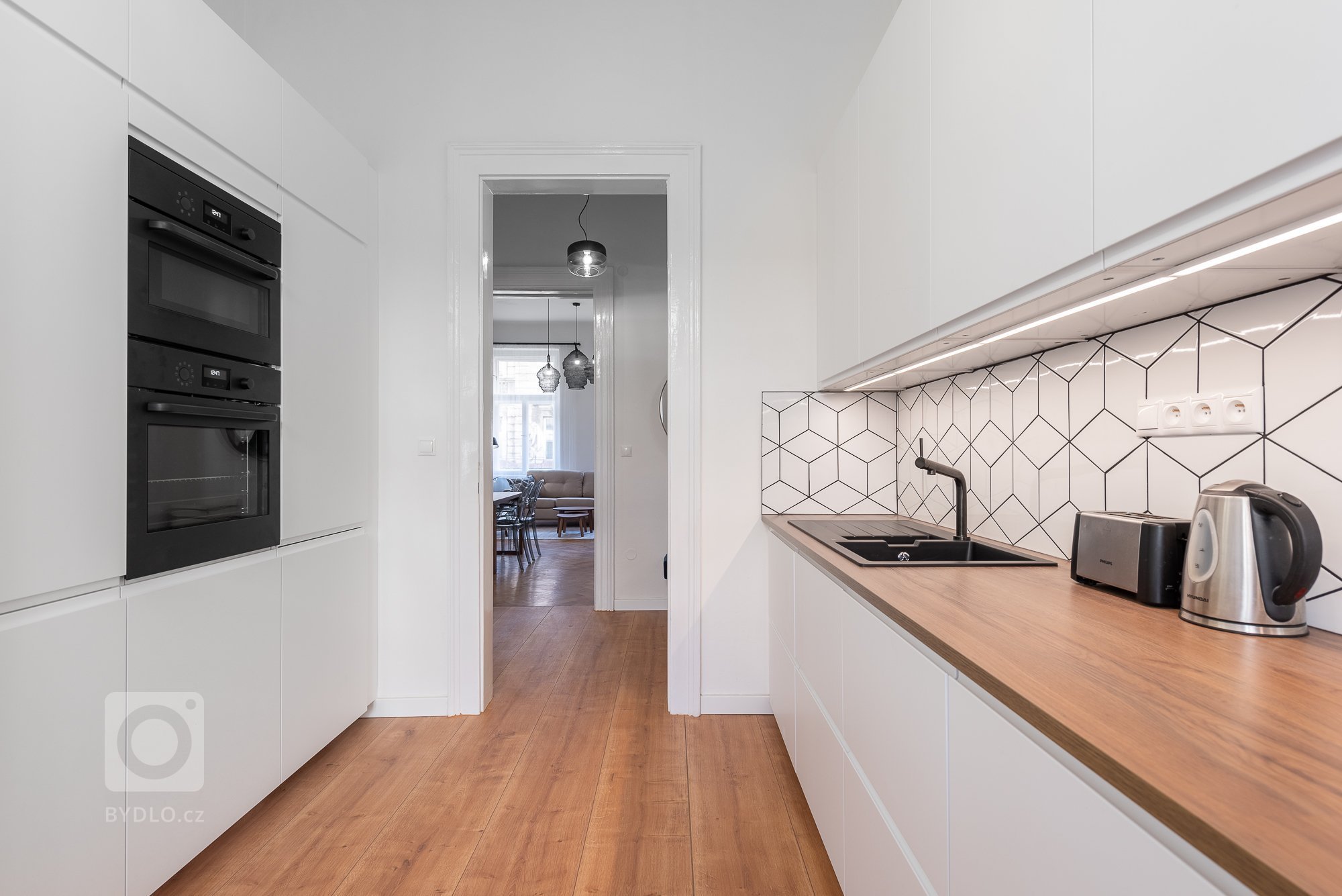 Byt pro rodinu žijící částečně v zahraničí a částečně v ČR. Když je rodina v cizině, byt slouží jako Airbnb apartmán, z toho vycházelo částečně i zařízení a…