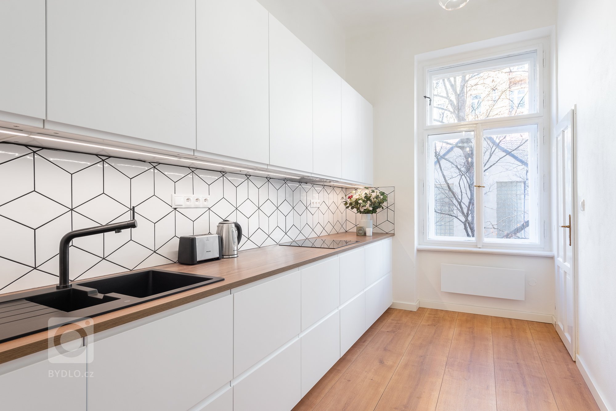 Byt pro rodinu žijící částečně v zahraničí a částečně v ČR. Když je rodina v cizině, byt slouží jako Airbnb apartmán, z toho vycházelo částečně i zařízení a…