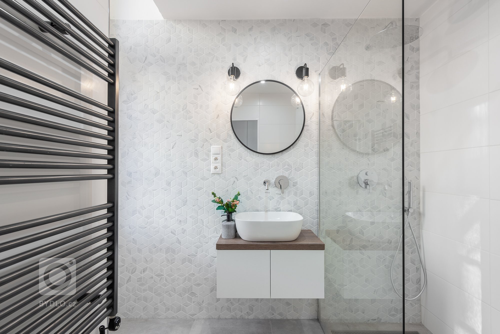 Byt pro rodinu žijící částečně v zahraničí a částečně v ČR. Když je rodina v cizině, byt slouží jako Airbnb apartmán, z toho vycházelo částečně i zařízení a…