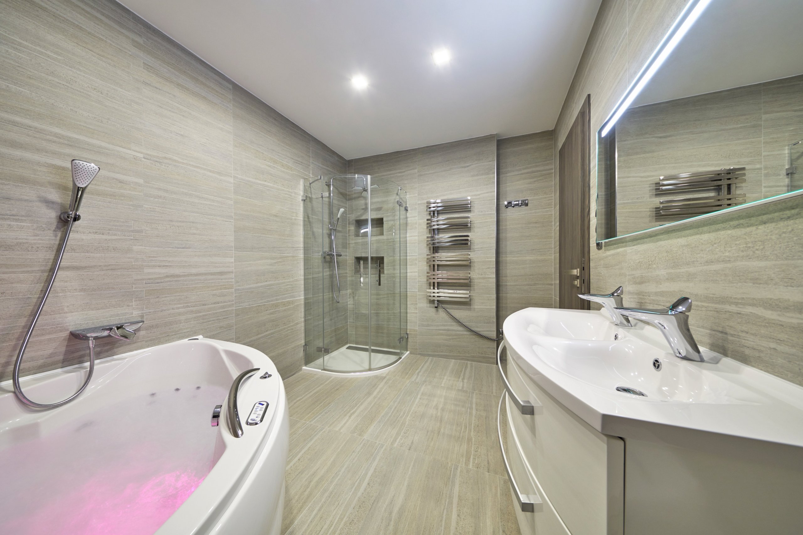Velmi prostorná koupelna s velkoformátovými obklady a dlažbou od italského vyrobce ABK. V prostoru se se opakuje oválný tvar u hydromasážní vany, sprchového…