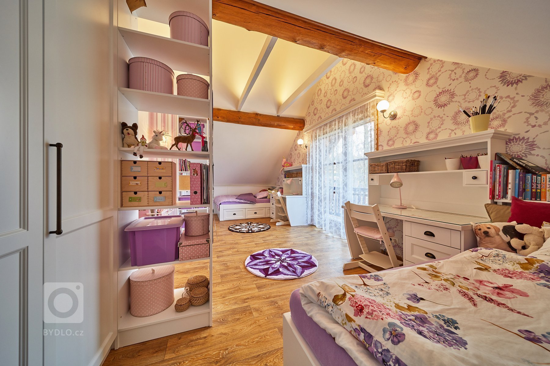 Příběh nového dětského pokoje a ložnice se začal psát před rokem, kdy mě oslovila klientka Klára ze srubu v Podrkonoší. Přála si vyměnit velkou ložnice s…