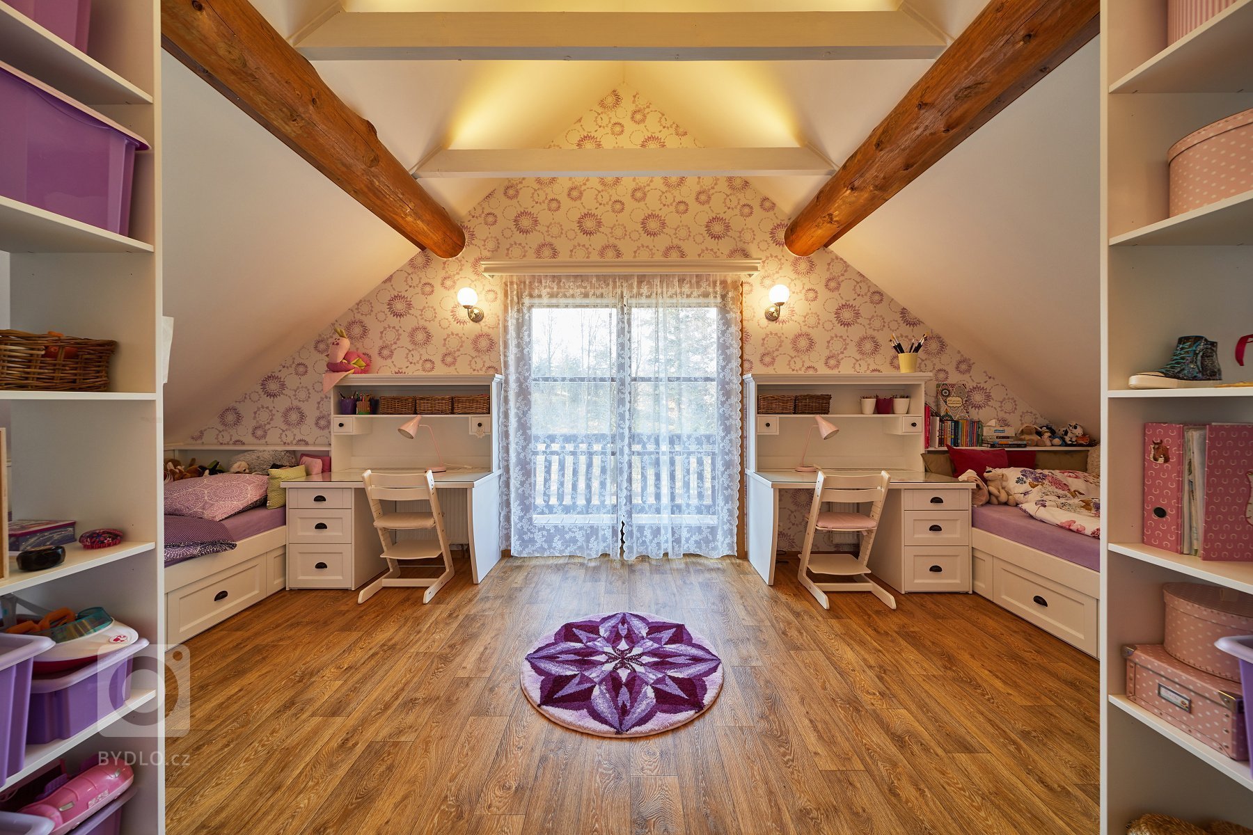 Příběh nového dětského pokoje a ložnice se začal psát před rokem, kdy mě oslovila klientka Klára ze srubu v Podrkonoší. Přála si vyměnit velkou ložnice s…