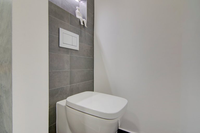 Navržený koncept&nbsp;celého bytu&nbsp;vychází z přání klientky Katky. Preferuje jednoduchost, moderní styl, luxusní materiály&nbsp;a šedé odstíny. Kontrastní…