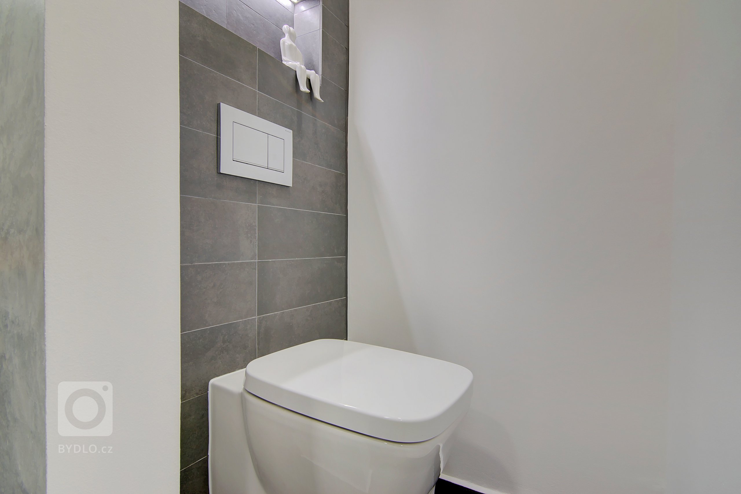 Navržený koncept&nbsp;celého bytu&nbsp;vychází z přání klientky Katky. Preferuje jednoduchost, moderní styl, luxusní materiály&nbsp;a šedé odstíny. Kontrastní…