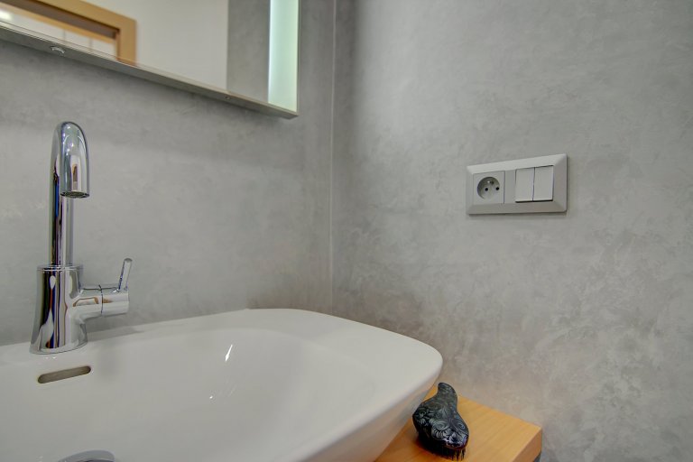 Navržený koncept&nbsp;celého bytu&nbsp;vychází z přání klientky Katky. Preferuje jednoduchost, moderní styl, luxusní materiály&nbsp;a šedé odstíny. Kontrastní…