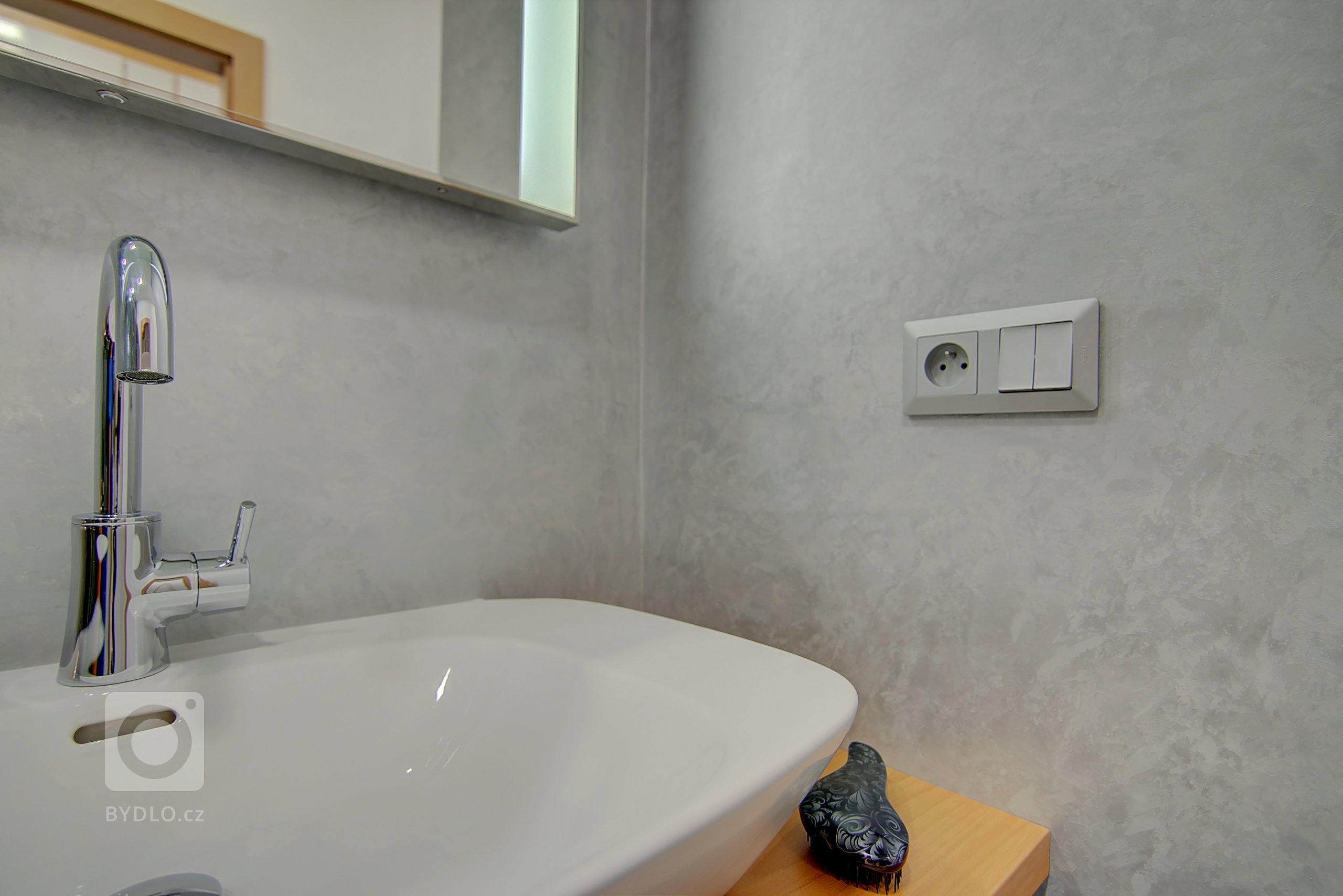 Navržený koncept&nbsp;celého bytu&nbsp;vychází z přání klientky Katky. Preferuje jednoduchost, moderní styl, luxusní materiály&nbsp;a šedé odstíny. Kontrastní…