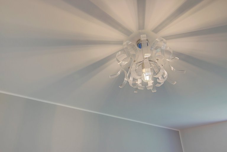 Navržený koncept&nbsp;celého bytu&nbsp;vychází z přání klientky Katky. Preferuje jednoduchost, moderní styl, luxusní materiály&nbsp;a šedé odstíny. Kontrastní…