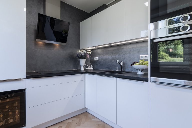 Navržený koncept&nbsp;celého bytu&nbsp;vychází z přání klientky Katky. Preferuje jednoduchost, moderní styl, luxusní materiály&nbsp;a šedé odstíny. Kontrastní…