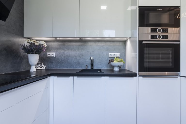 Navržený koncept&nbsp;celého bytu&nbsp;vychází z přání klientky Katky. Preferuje jednoduchost, moderní styl, luxusní materiály&nbsp;a šedé odstíny. Kontrastní…