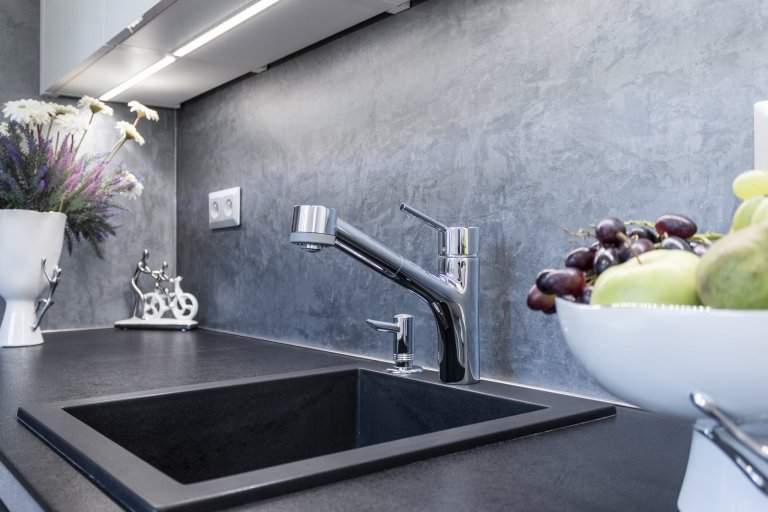 Navržený koncept&nbsp;celého bytu&nbsp;vychází z přání klientky Katky. Preferuje jednoduchost, moderní styl, luxusní materiály&nbsp;a šedé odstíny. Kontrastní…