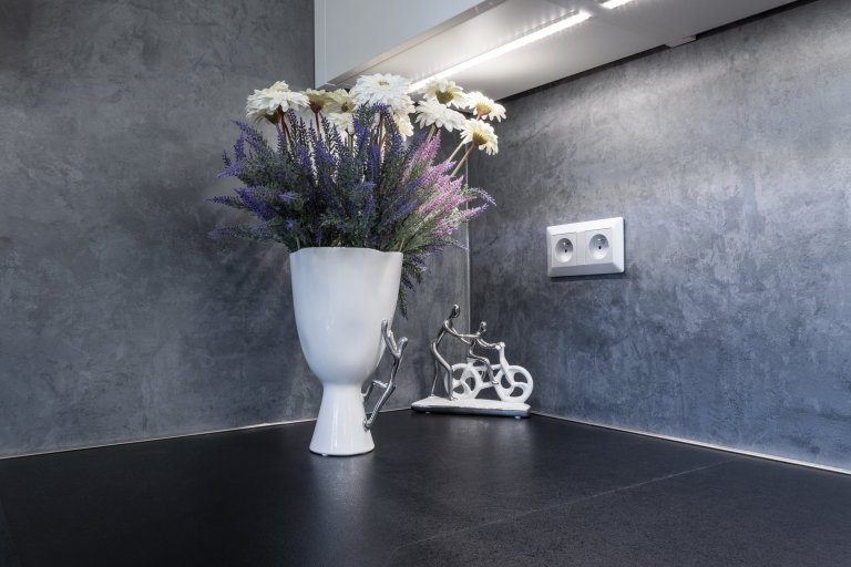 Navržený koncept&nbsp;celého bytu&nbsp;vychází z přání klientky Katky. Preferuje jednoduchost, moderní styl, luxusní materiály&nbsp;a šedé odstíny. Kontrastní…