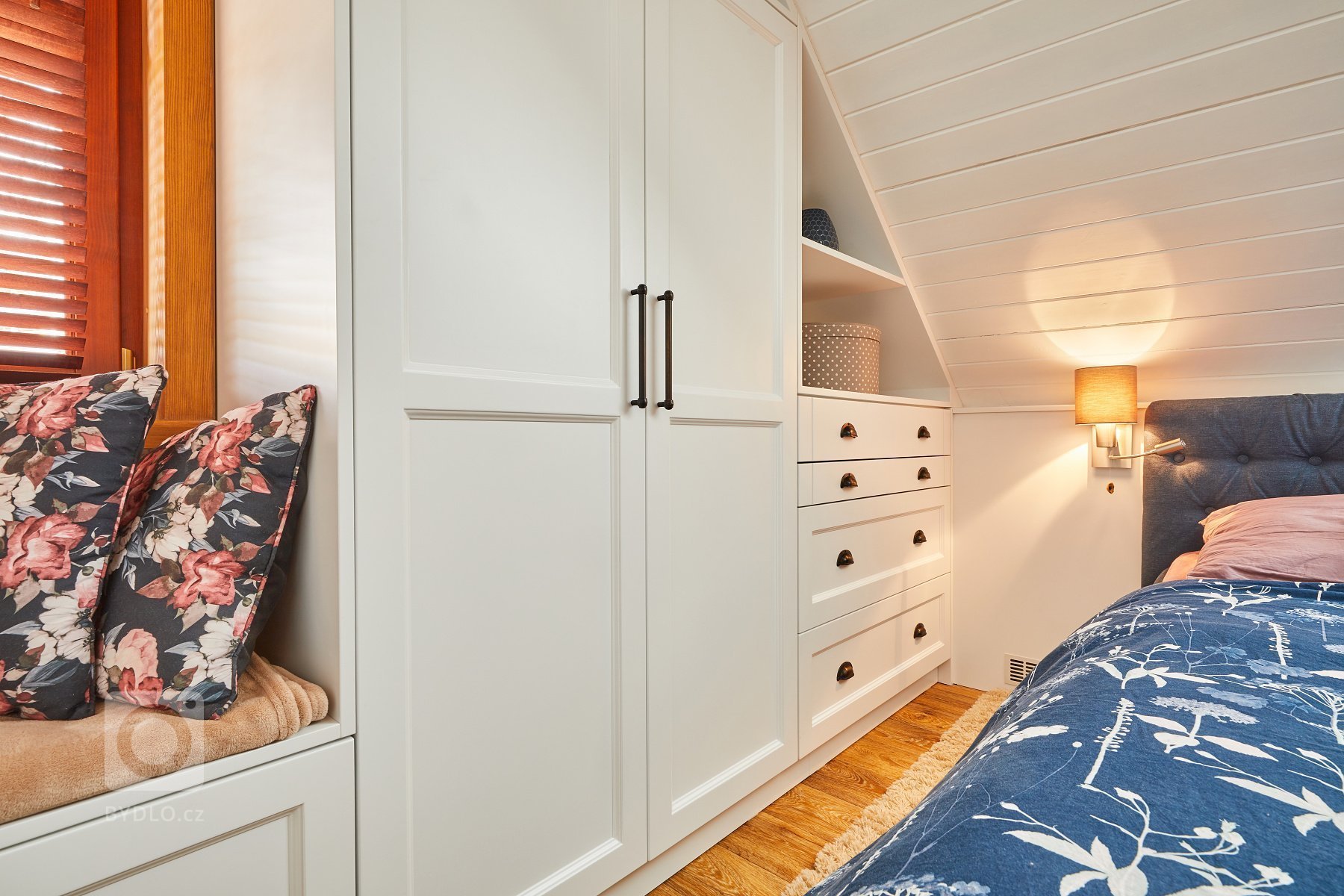 Příběh nového dětského pokoje a ložnice se začal psát před rokem, kdy mě oslovila klientka Klára ze srubu v Podrkonoší. Přála si vyměnit velkou ložnice s…